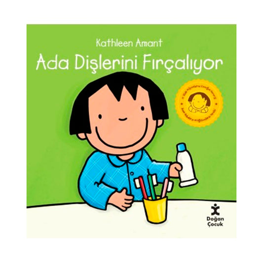 Doğan Çocuk Ada Dişlerini Fırçalıyor